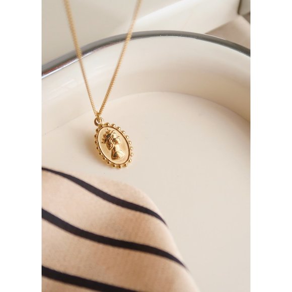 NEW 18K Gold Plated Oval Coin Queen Elizabeth Figure Pendant Necklace - Picture 3 of 10